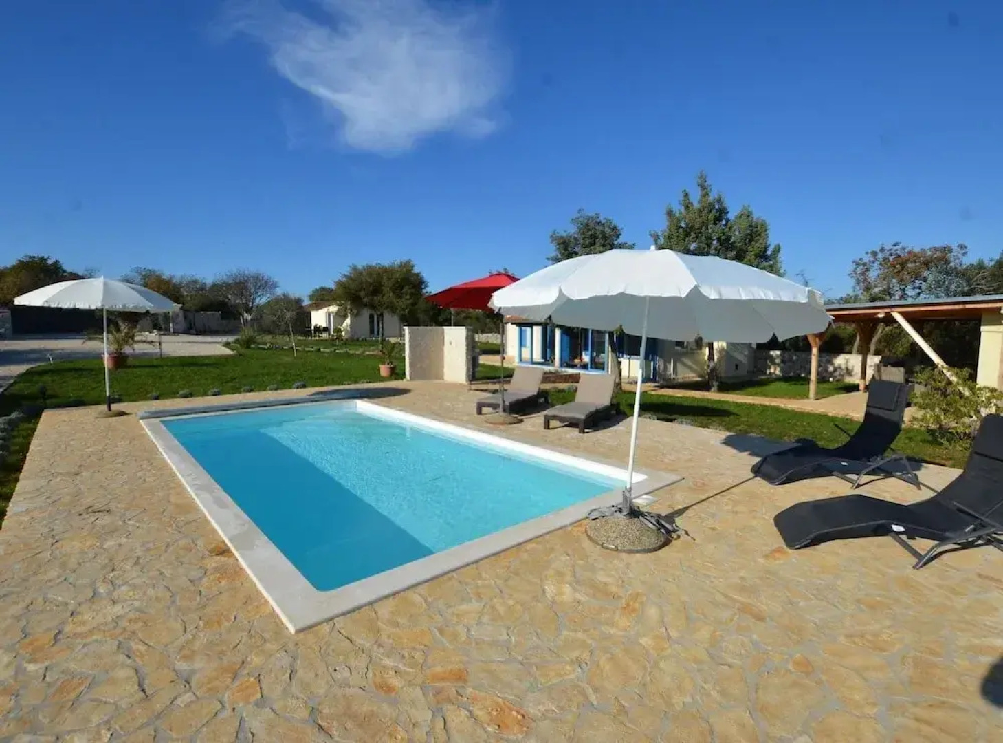 Golden and Green Acres Holiday Home With Pool and Sauna