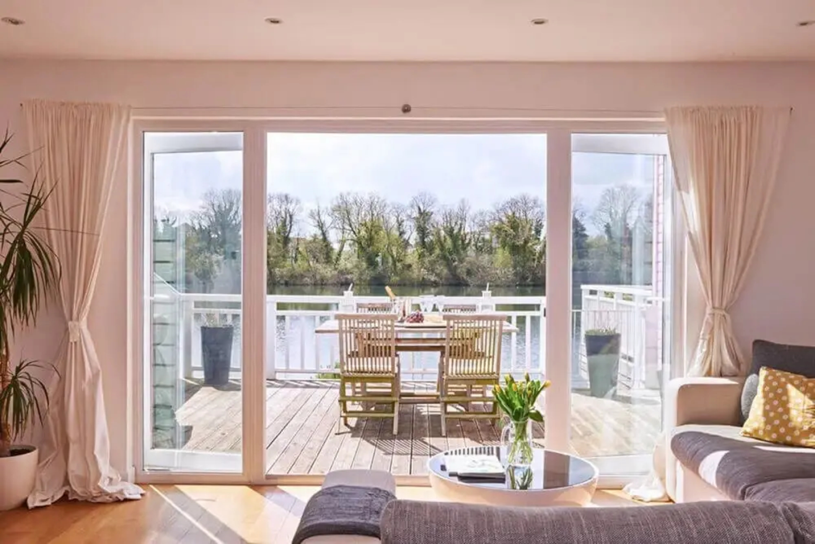 Stylish family-friendly lakeside retreat in the Cotswold Water Park