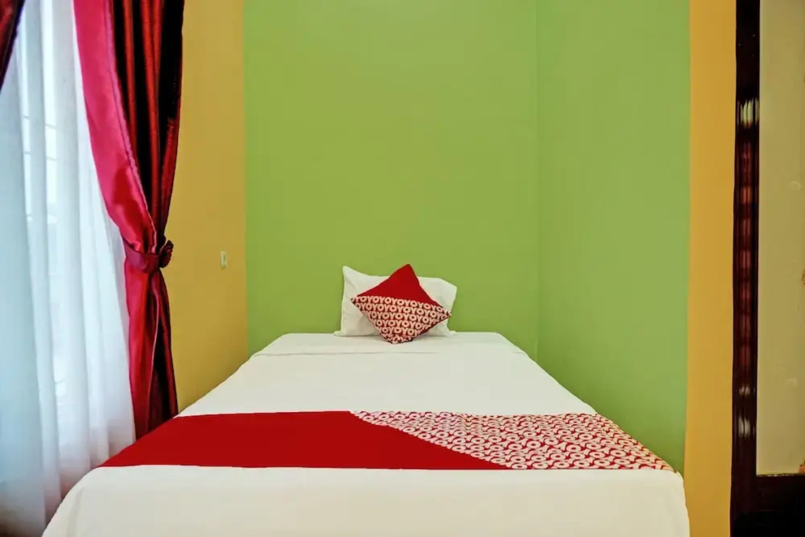 OYO 92293  Pahala Syariah Residence