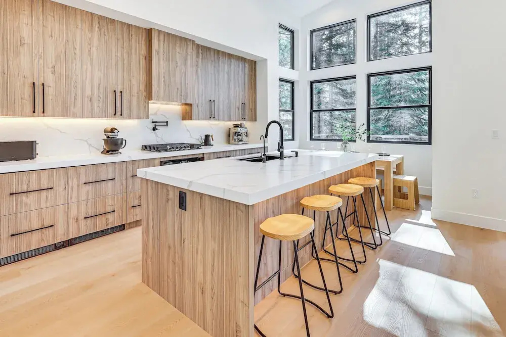 4 Mi to Soda Springs Resort: Hot Tub Hideaway!