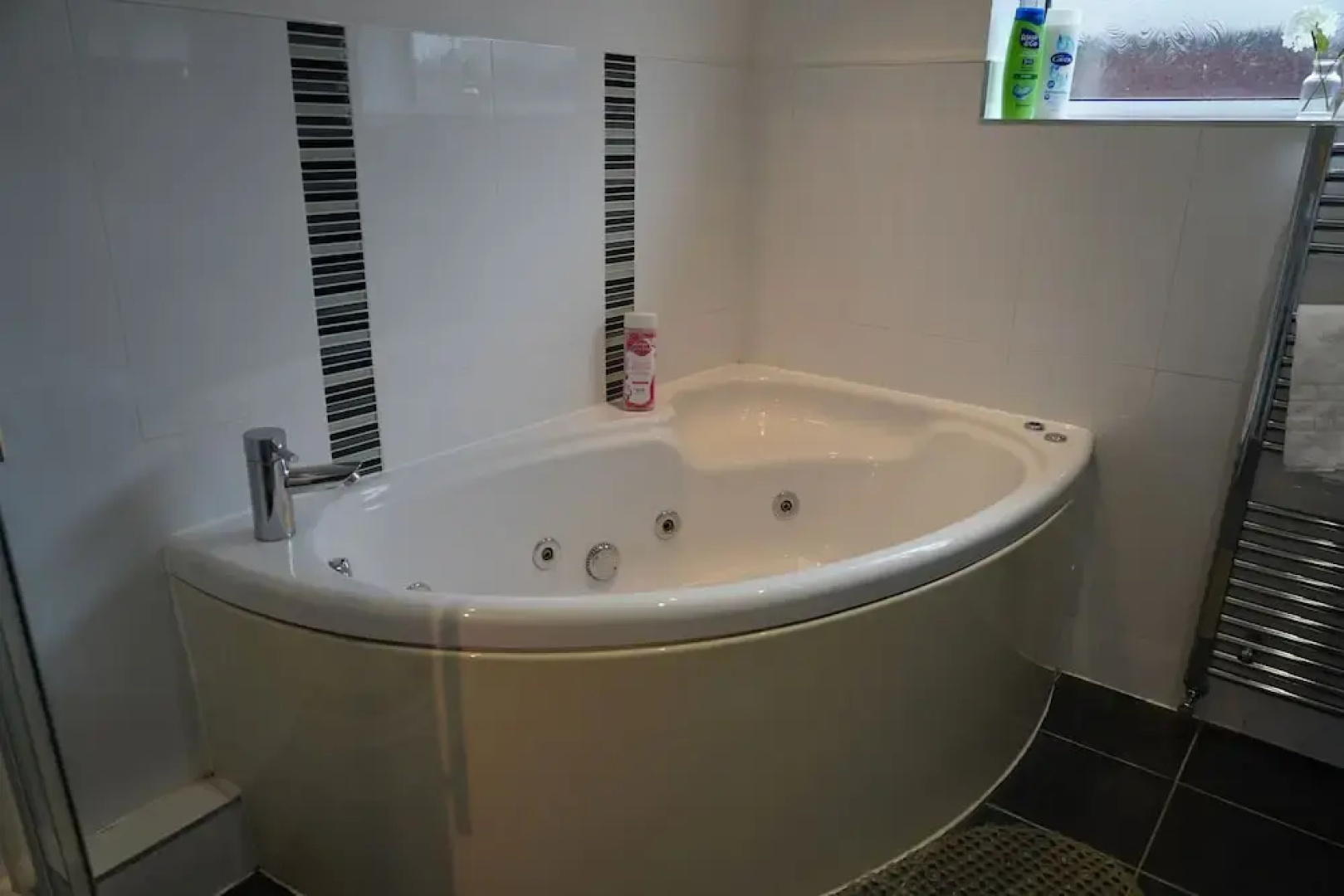 4 Bedroom Home - Sleeps 10 - Free Parking