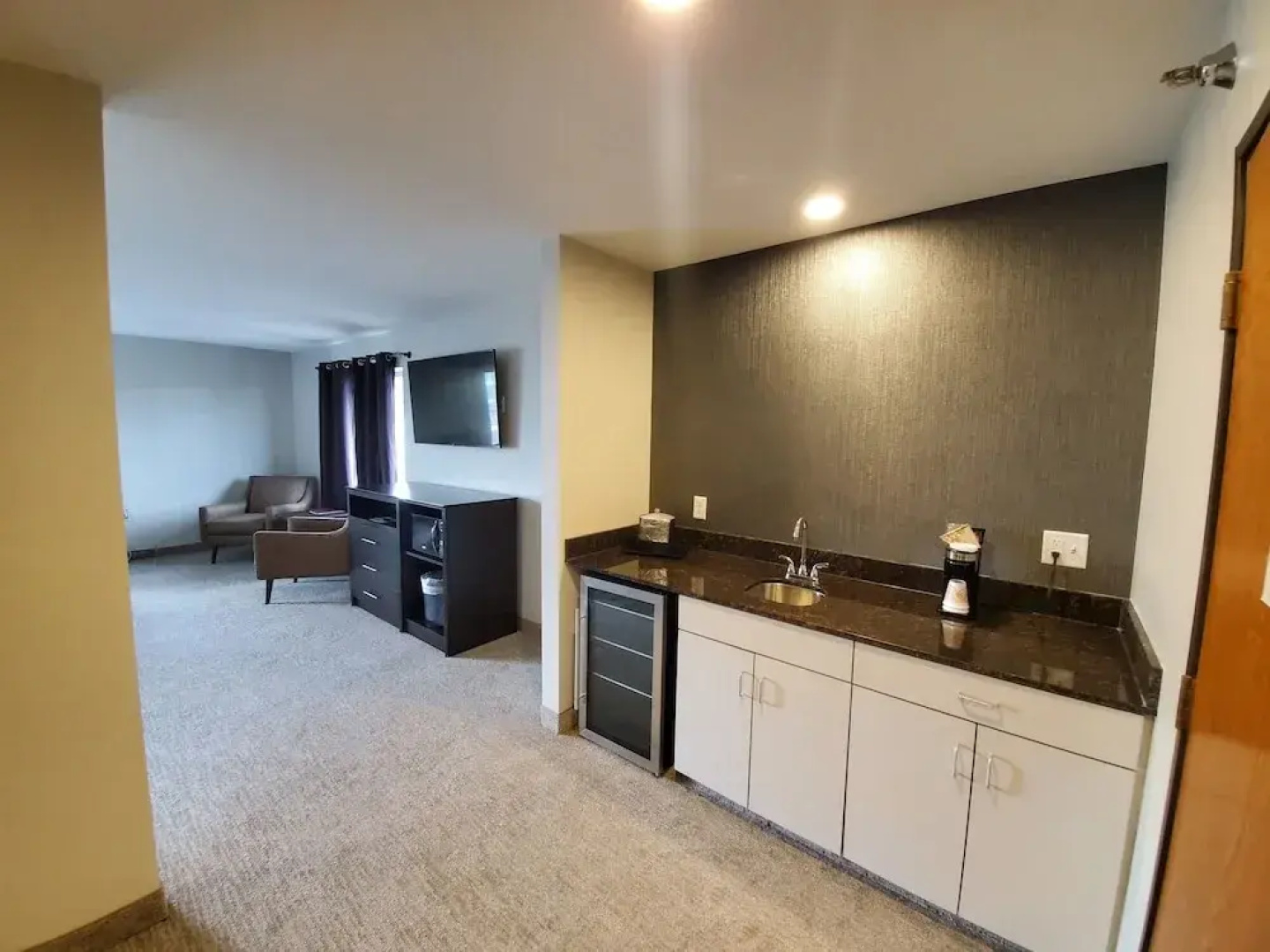 Express Suites Riverport Inn & Suites