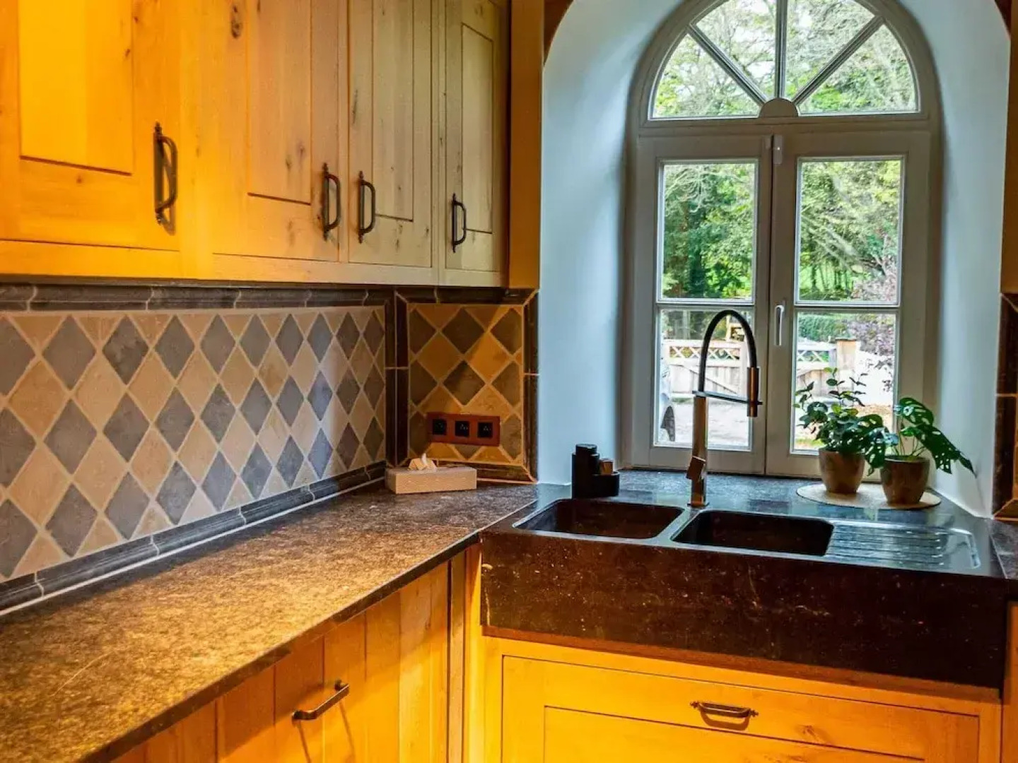 Cosy Mansion With Private Terrace and Sauna