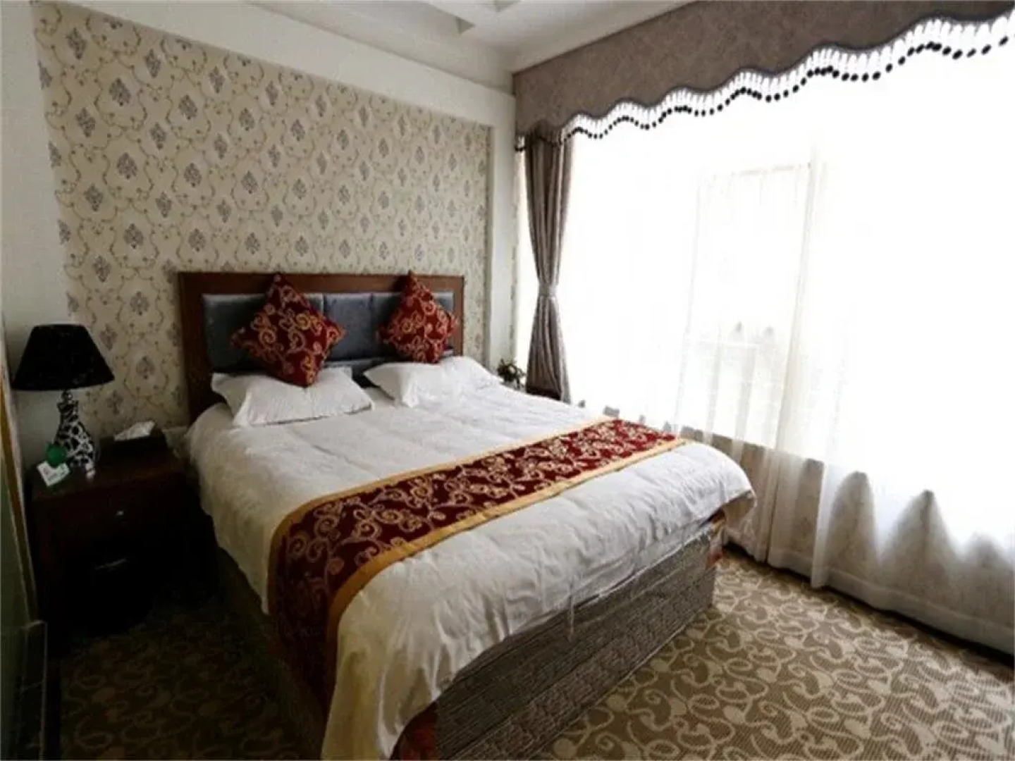 Yanting Zhuoyue Theme Hotel