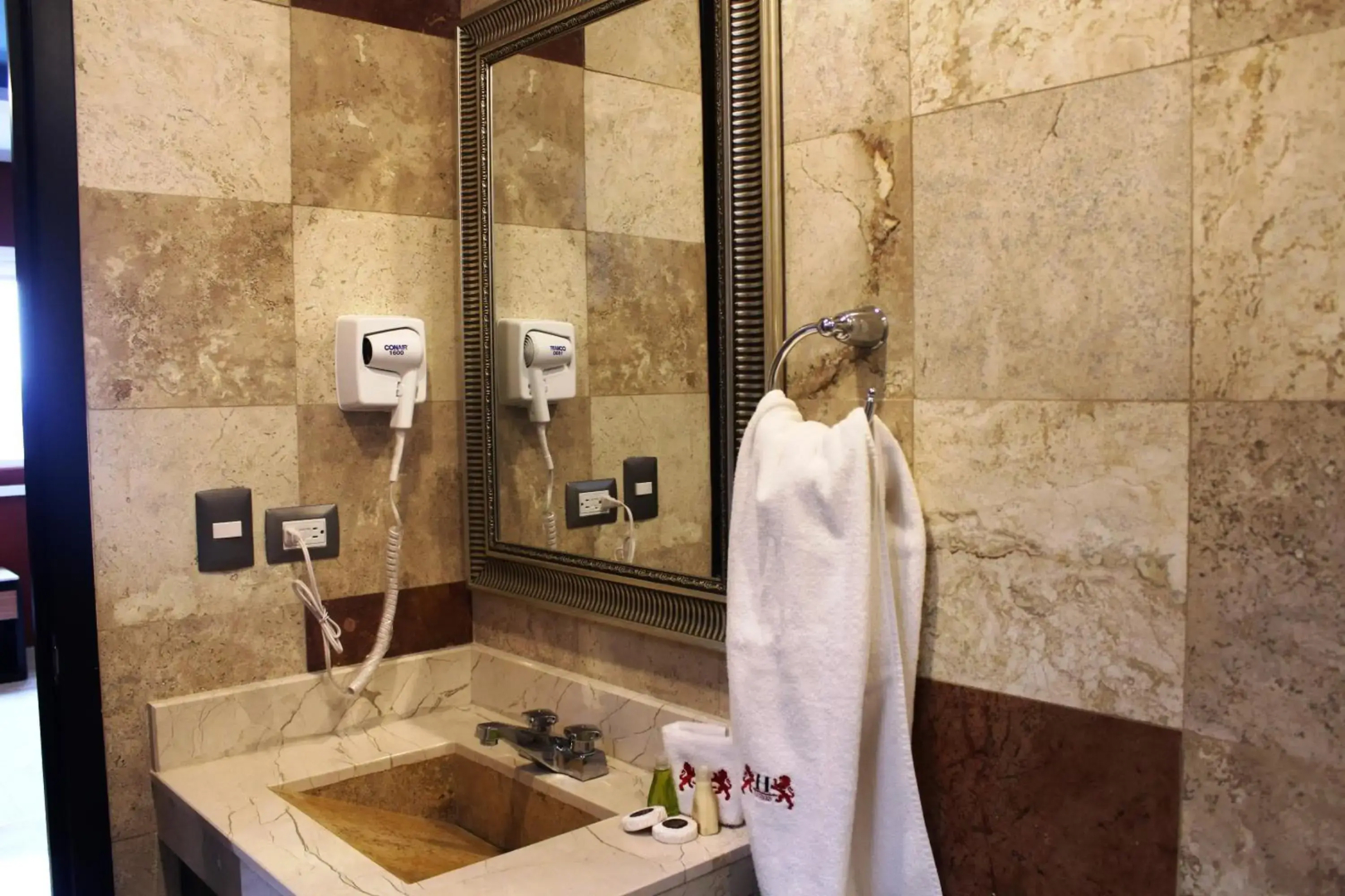 Hotel Leones