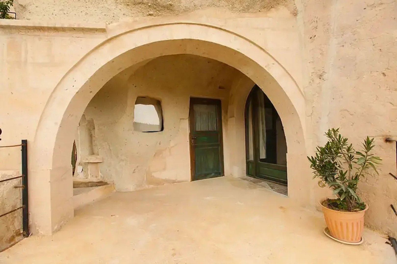 Blue Valley Cave Hotel