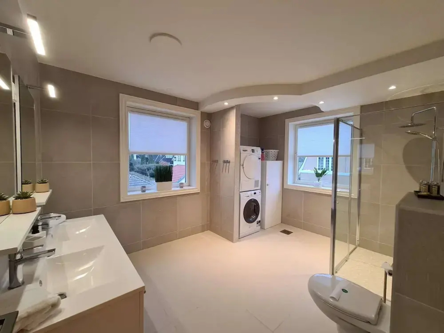 Beautiful, Spacious And Modern, 2-bedroom, Near Center, Free Parking