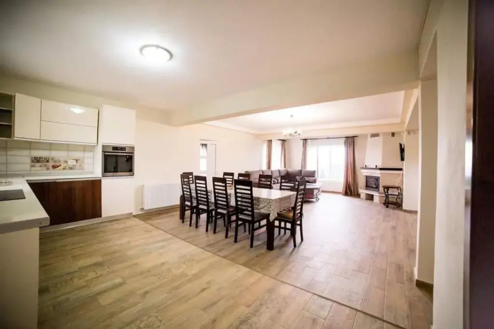 Cheerful 6-bedroom villa with indoor fireplace - price for entire property