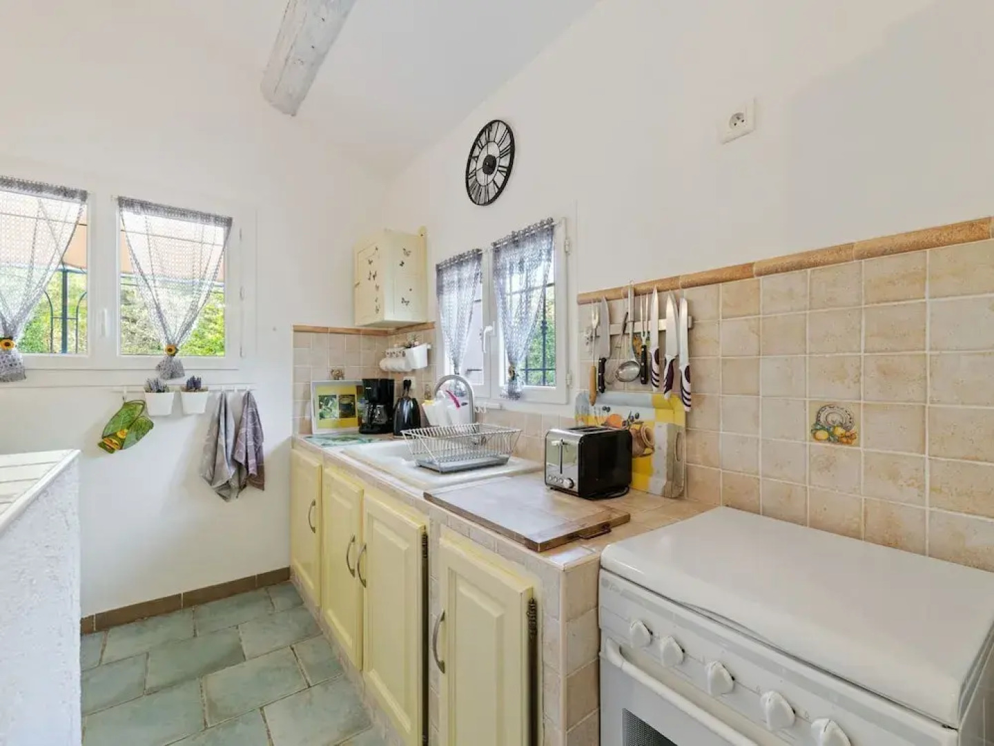 Tastefully Furnished Villa With Terrace, Private Swimming Pool Near of Lambesc