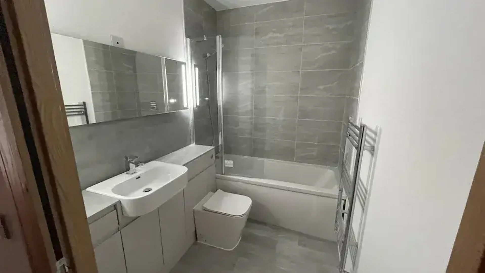 Exquisite Riverside Living in a Stunning Flat