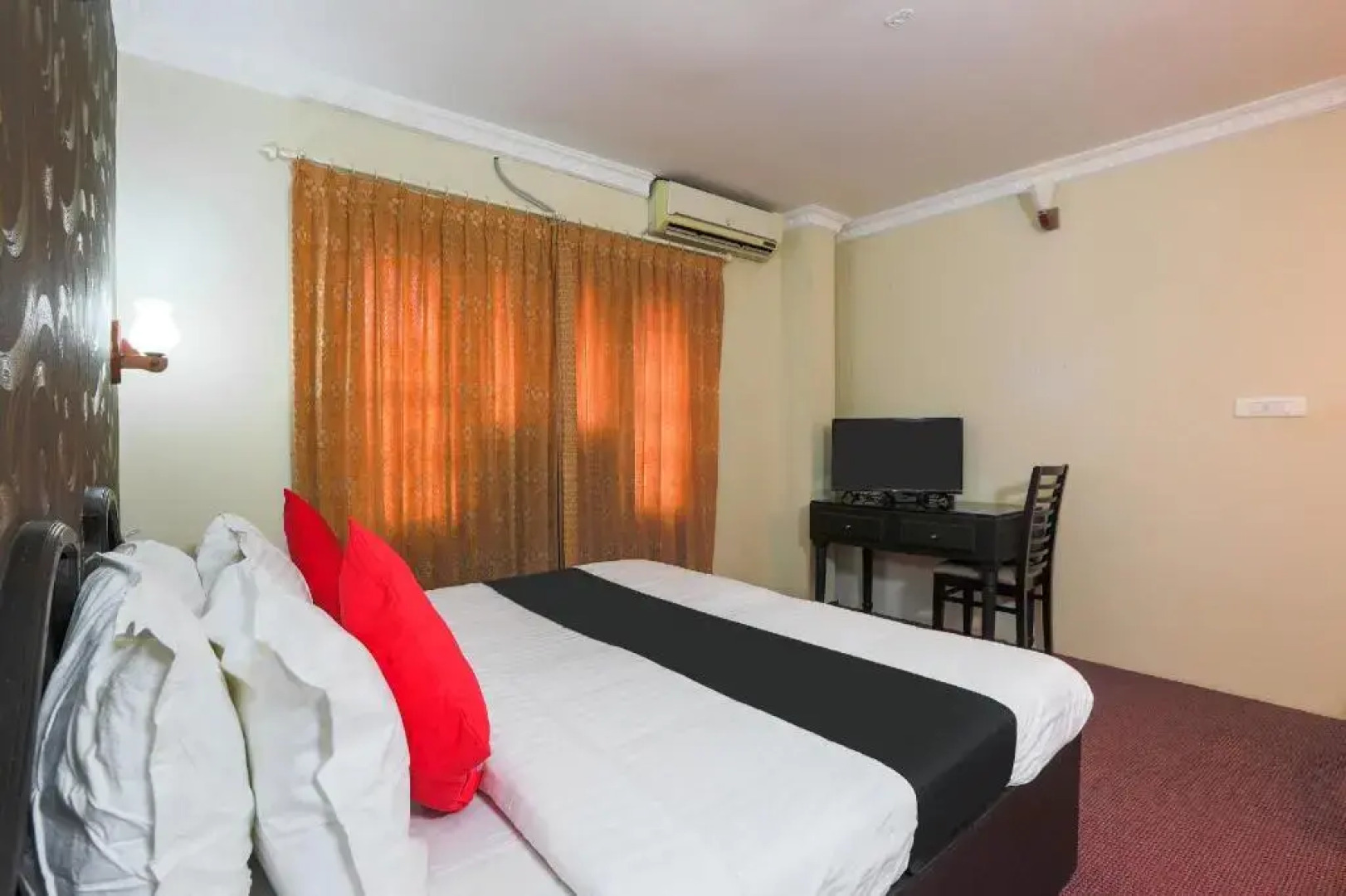 Divine Deluxe by OYO Rooms