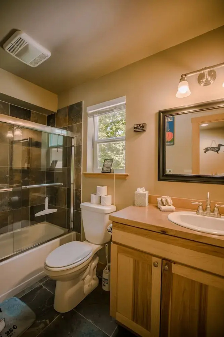 Paws In The Mountains 2 Bedroom Home by NW Comfy Cabins by RedAwning