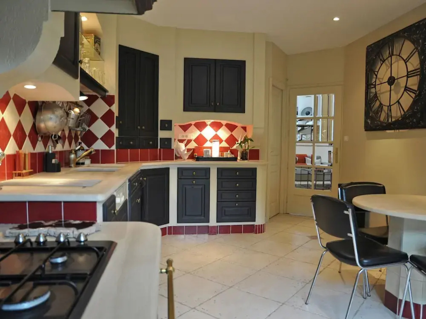 Beautiful and Stylish Town House With Private Swimming Pool in the Middle of Cavaillon