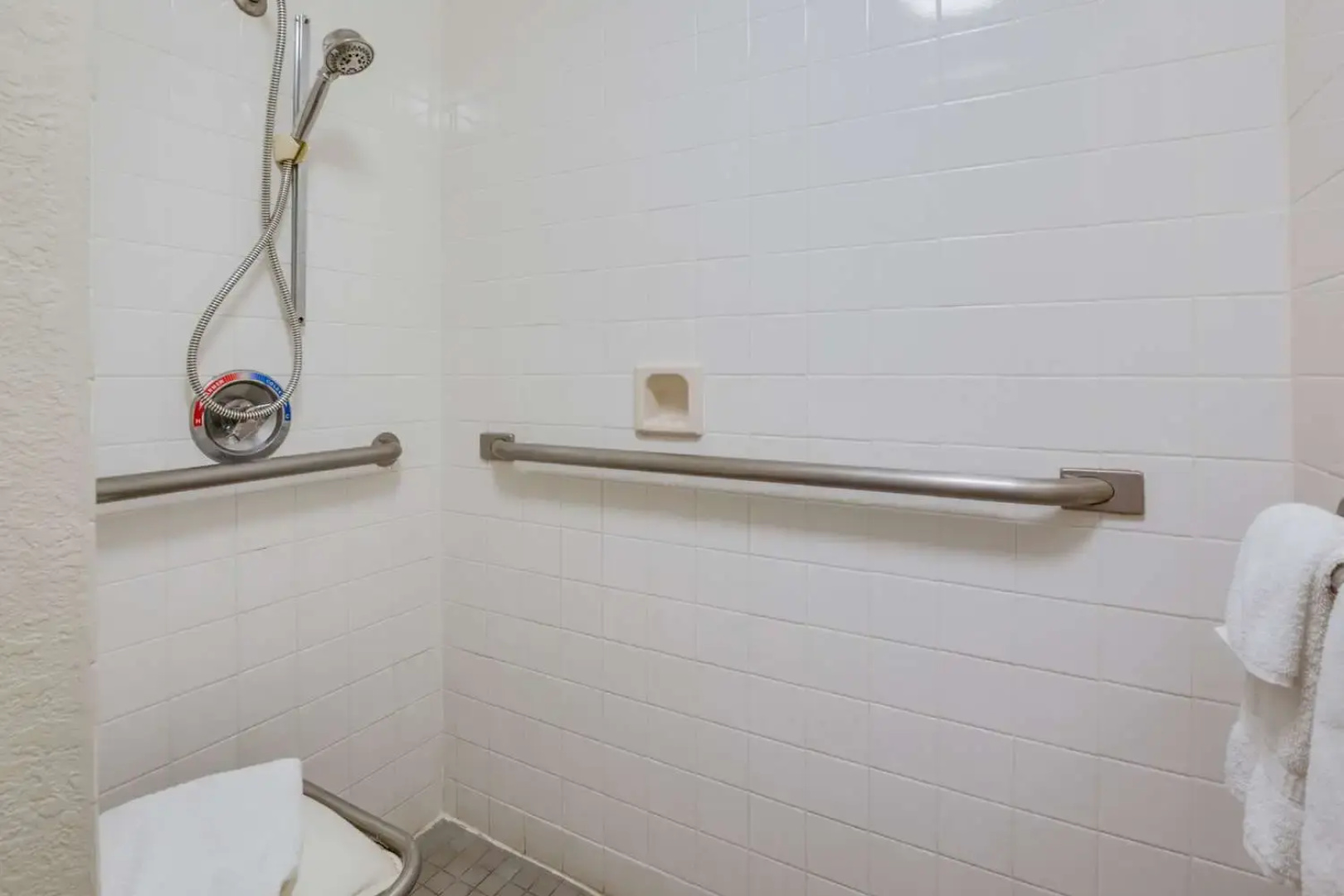 Econo Lodge Inn & Suites
