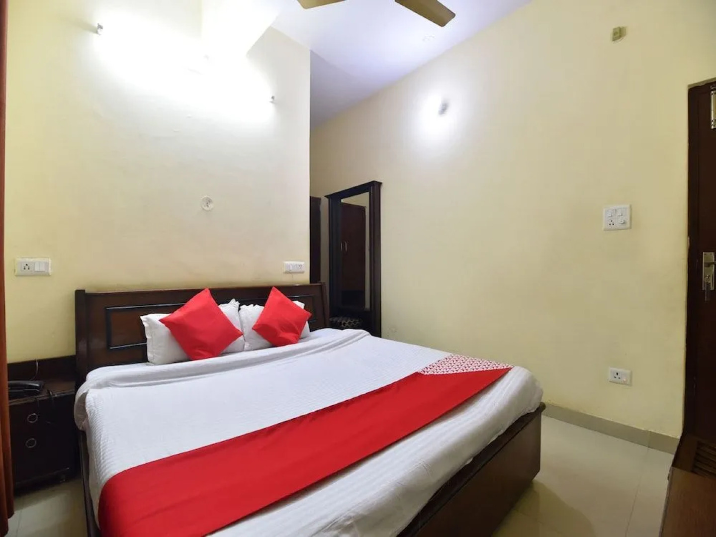 Oyo 28027 Hotel Dhruv