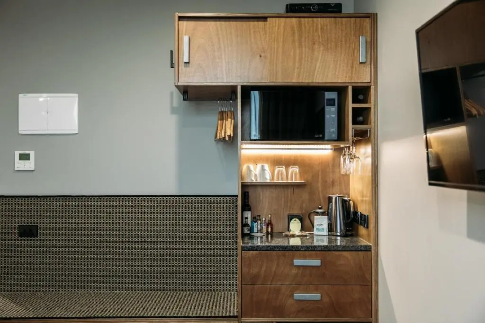 King and Queen Hotel Suites