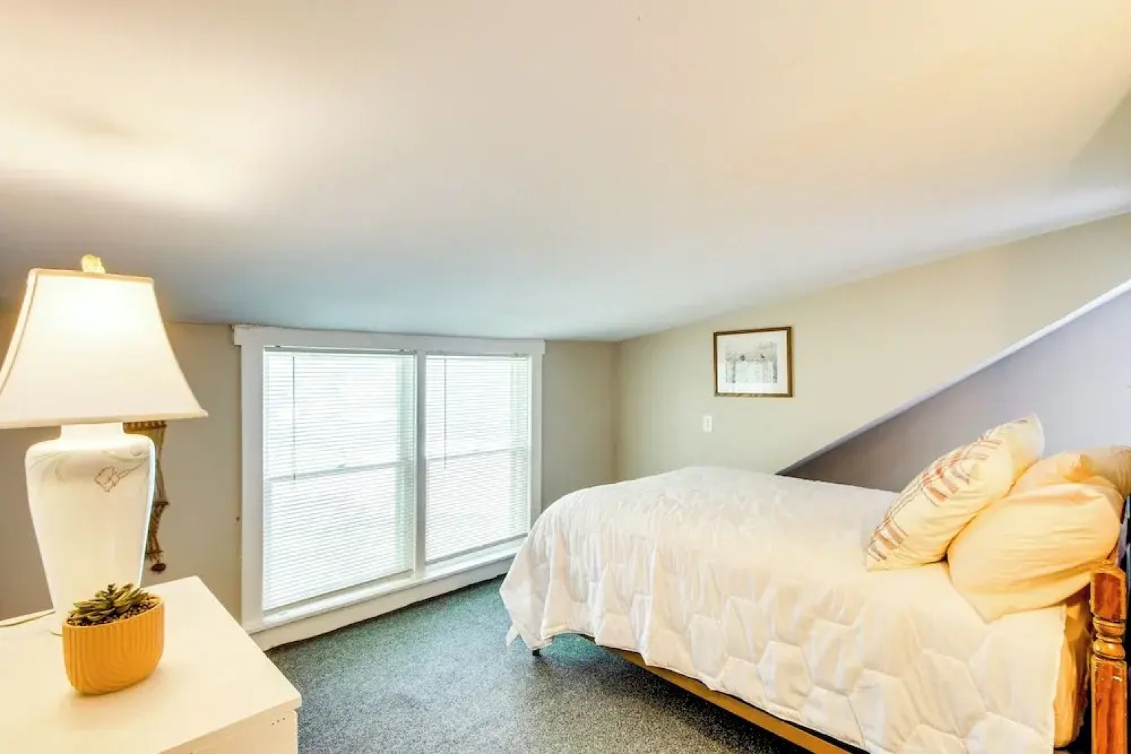 1 Mi to K-state Campus: Central Manhattan Home