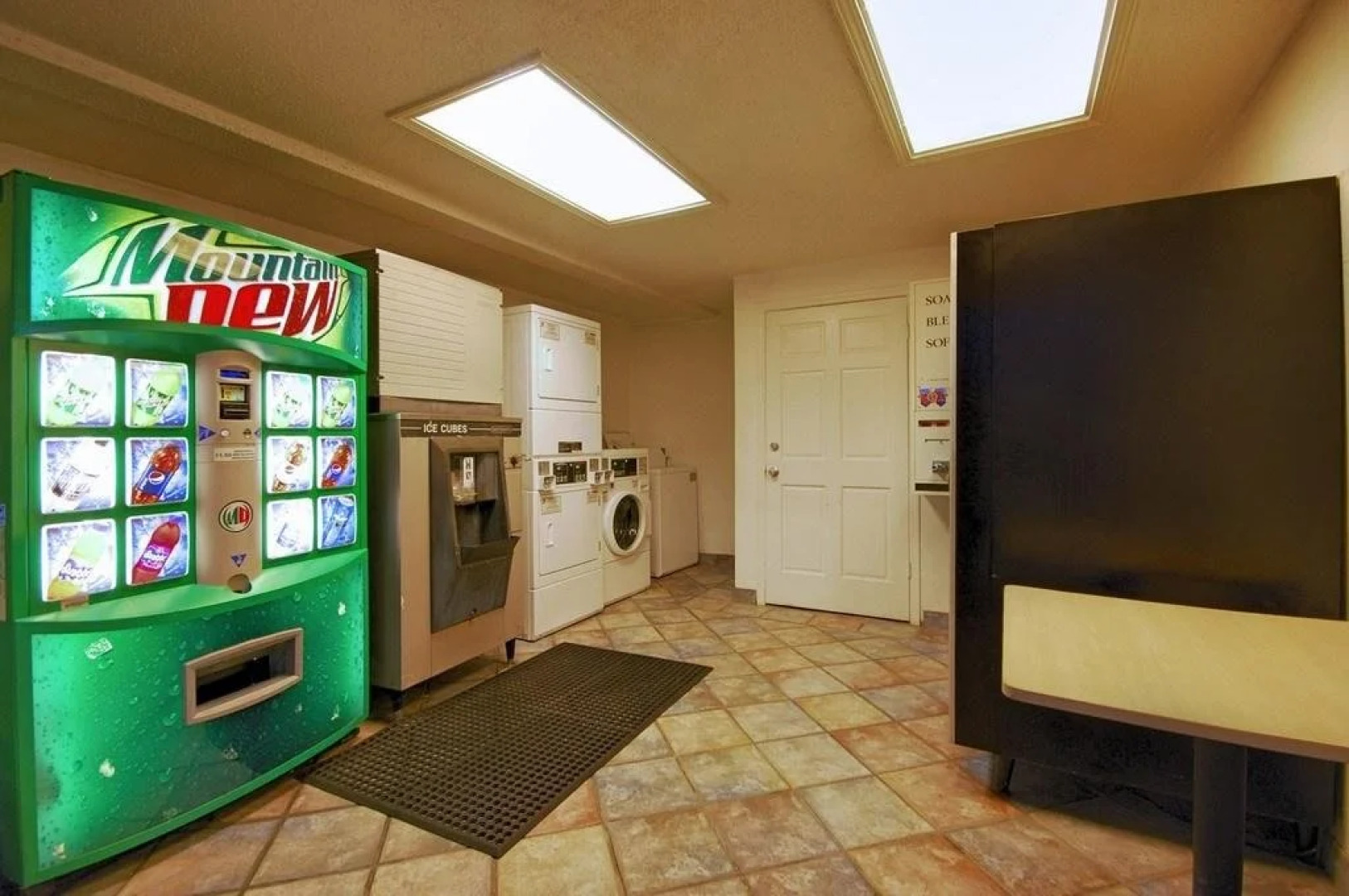 Super 6 Inn & Suites