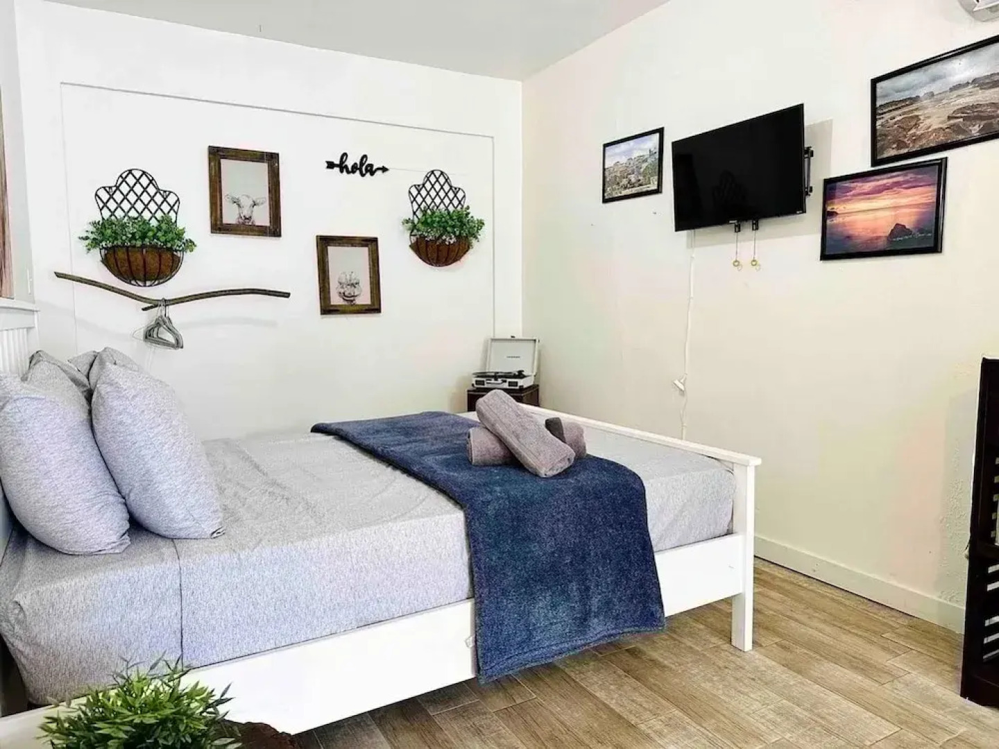 Eco-friendly Cozy Studio Solar-powered Retreat