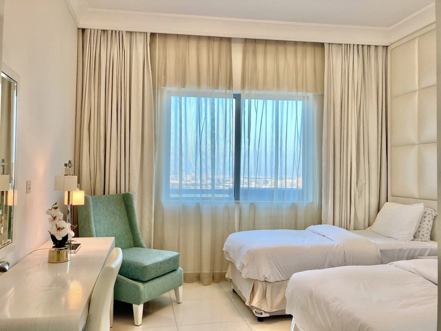 SuperHost - High-rise Chic Apt With Incredible Skyline Views