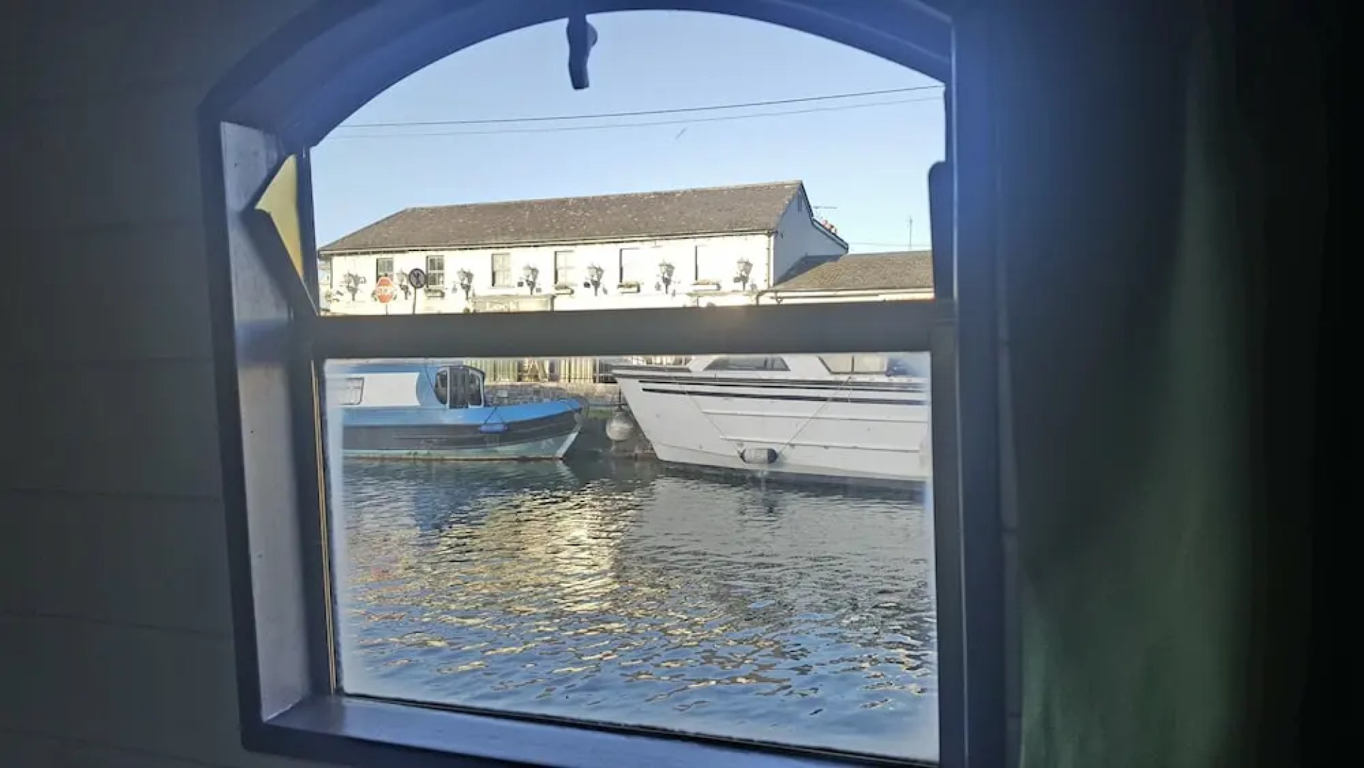 Roisin Dubh Houseboat
