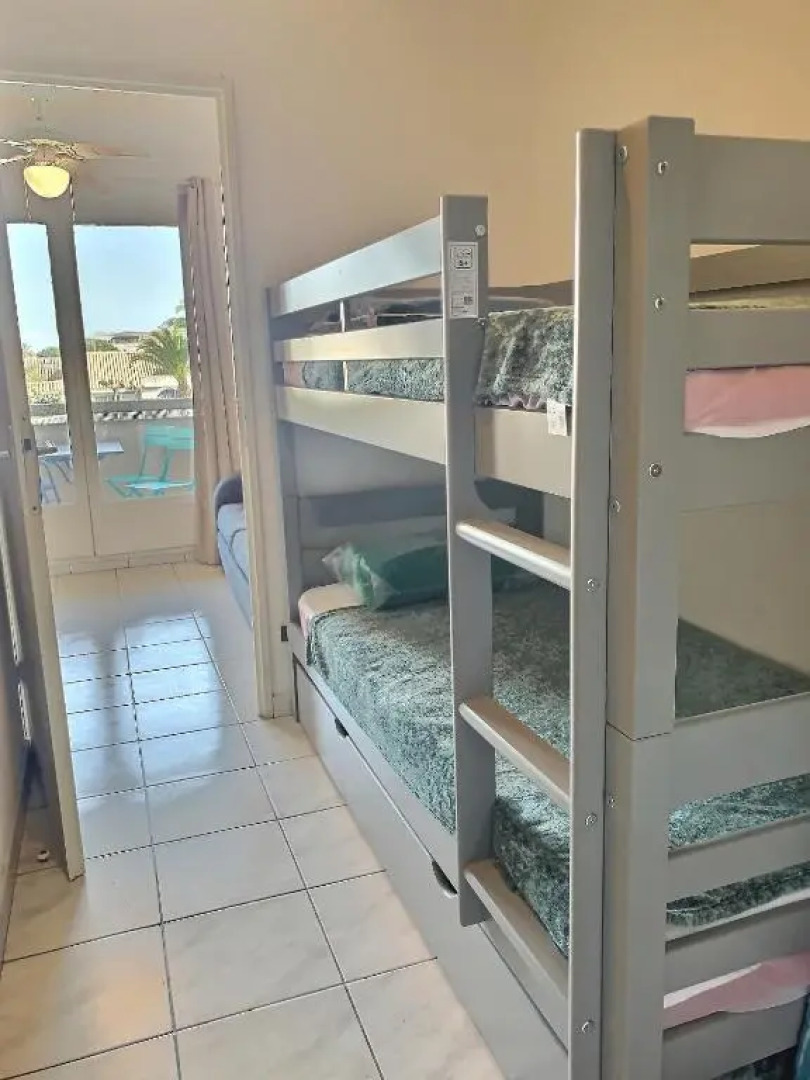 Studio cabine pour 4 personnes avec piscine commune