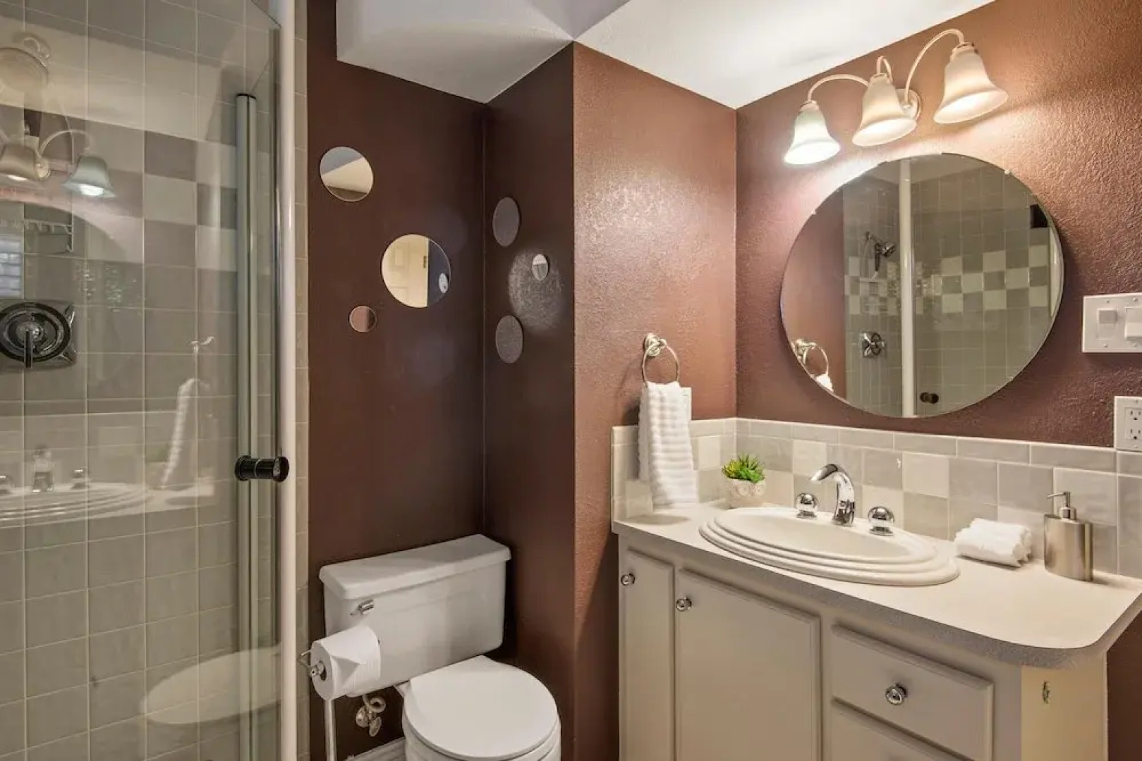 Relaxing Escape Complete With Home Theater and BBQ