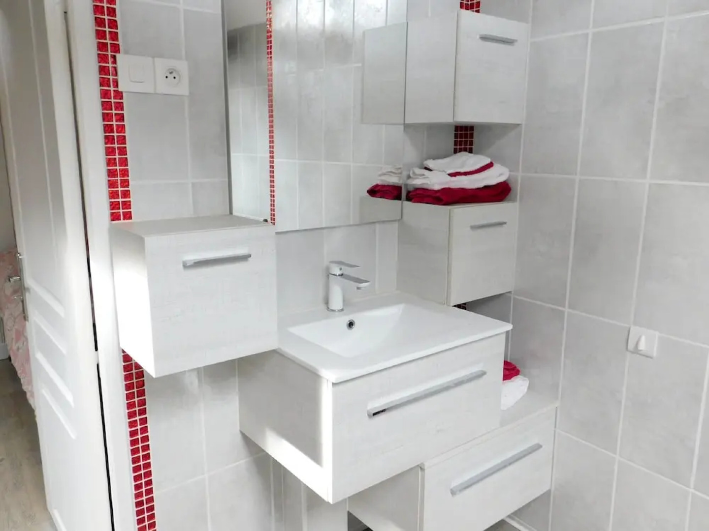 Studio in Mouterre-silly, With Pool Access, Enclosed Garden and Wifi -