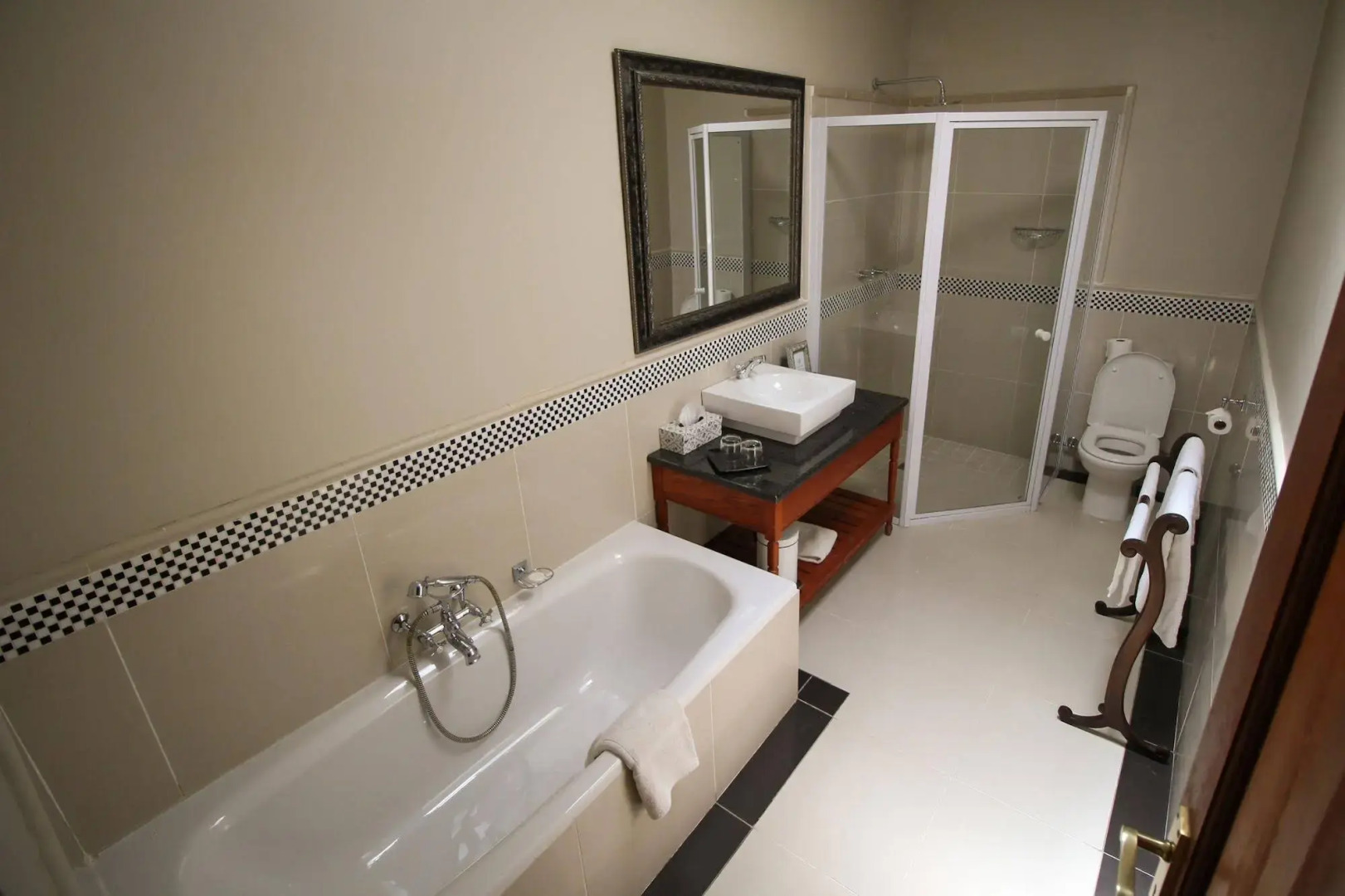 The Victorian 1906 Hotel