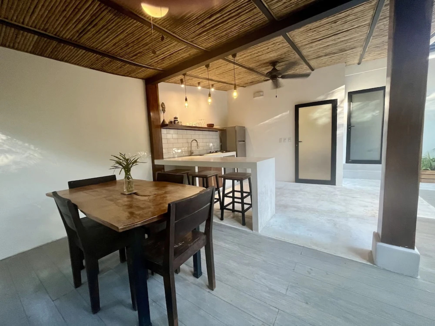 Makanas Beach Bungalows