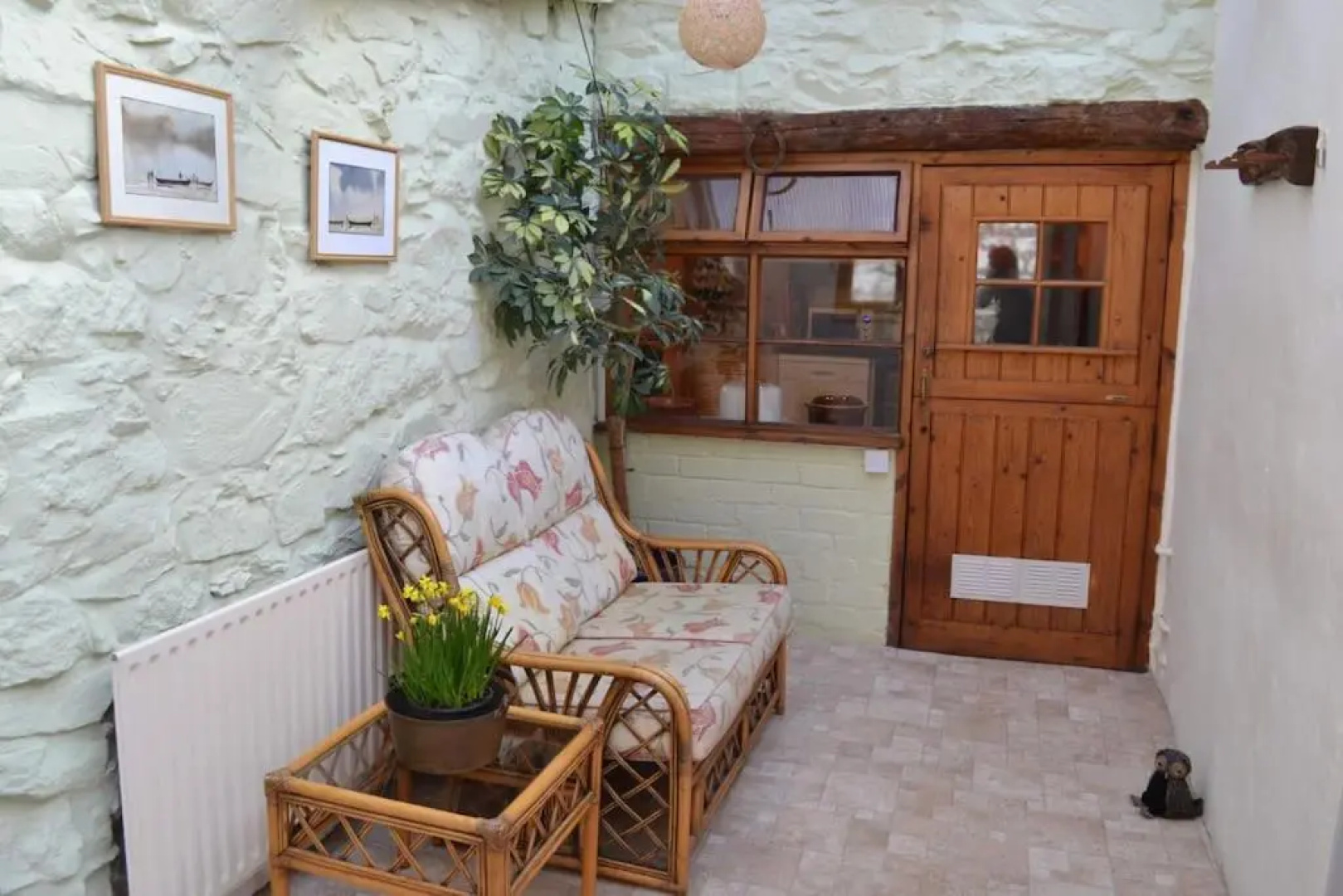 Spacious ground floor apartment. No 1A The Stables
