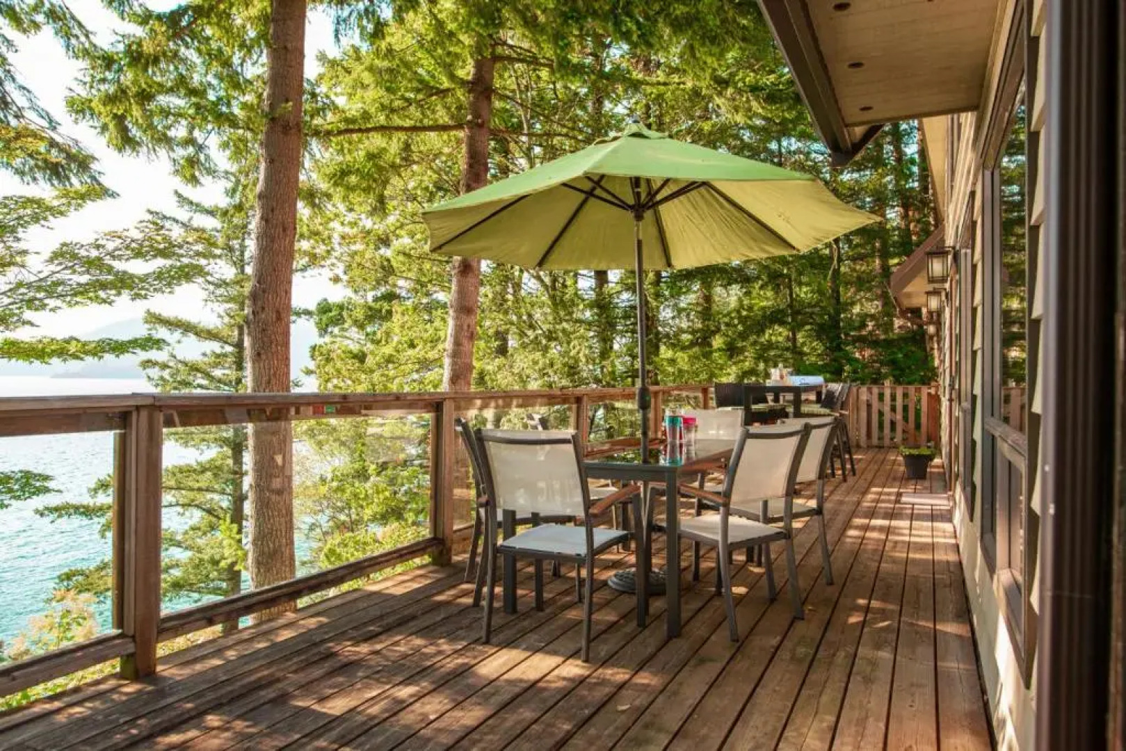 The Overlook, Luxury Lakeside Home with Dock