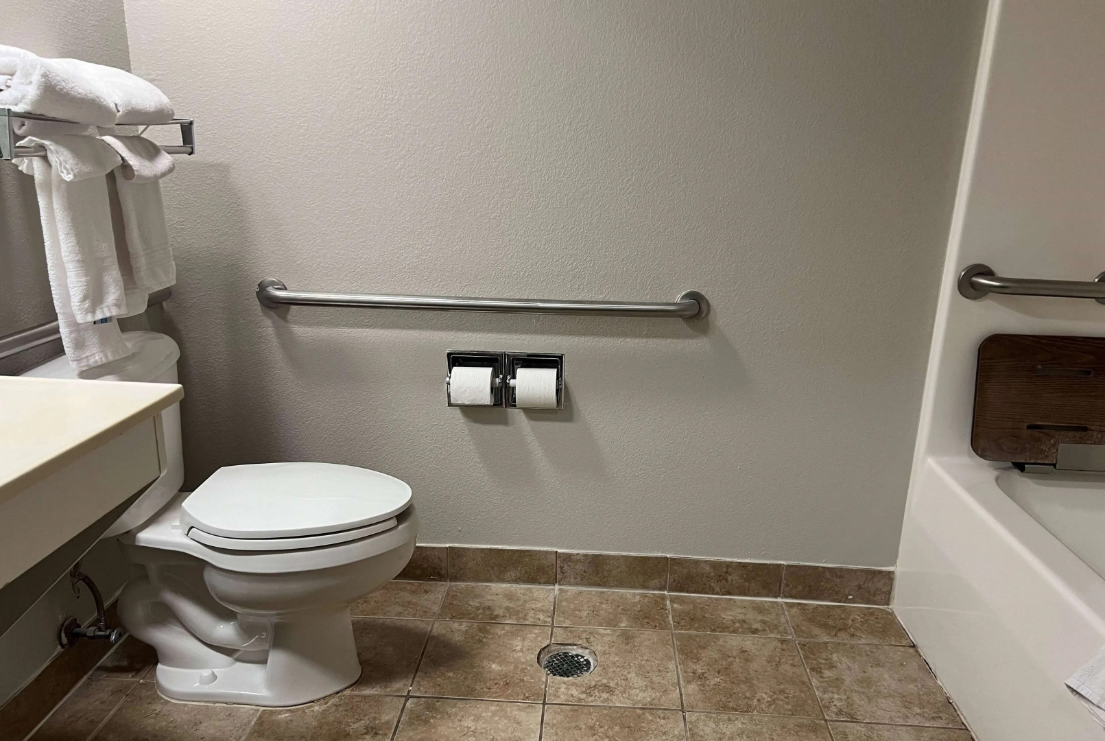 Days Inn & Suites by Wyndham Hutchinson