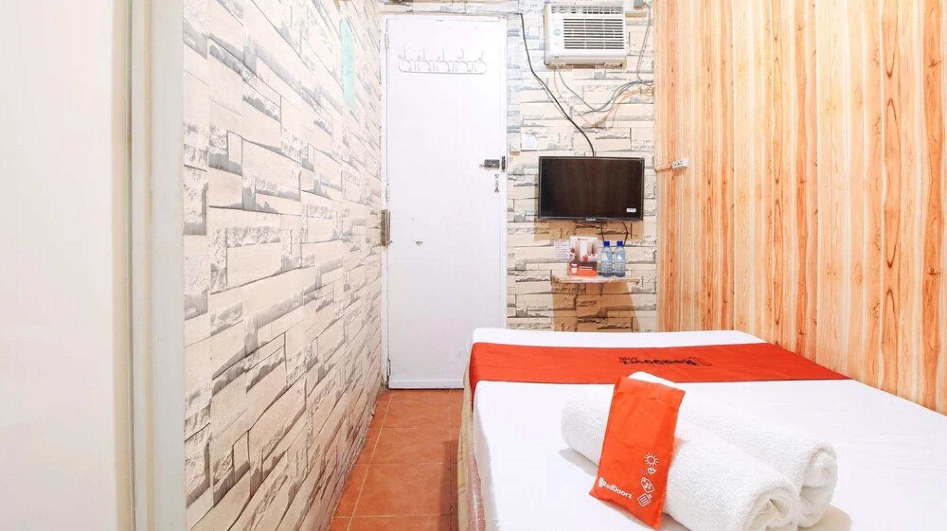 Joy Hostel by RedDoorz