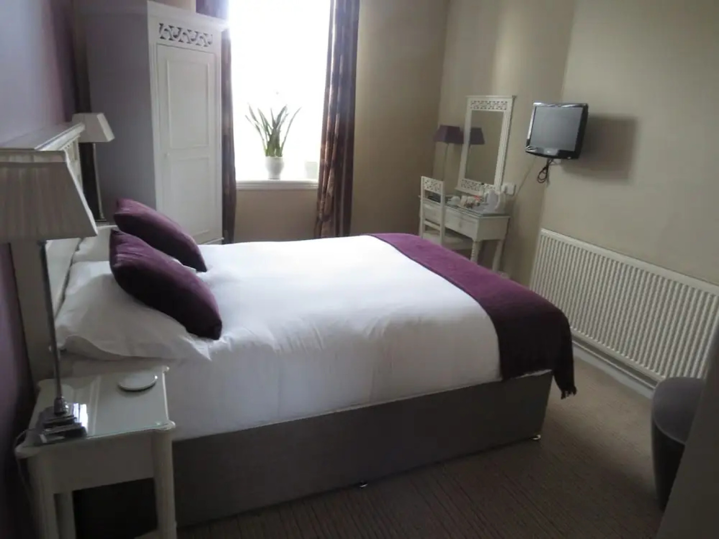 The Station Bar Grill and Rooms