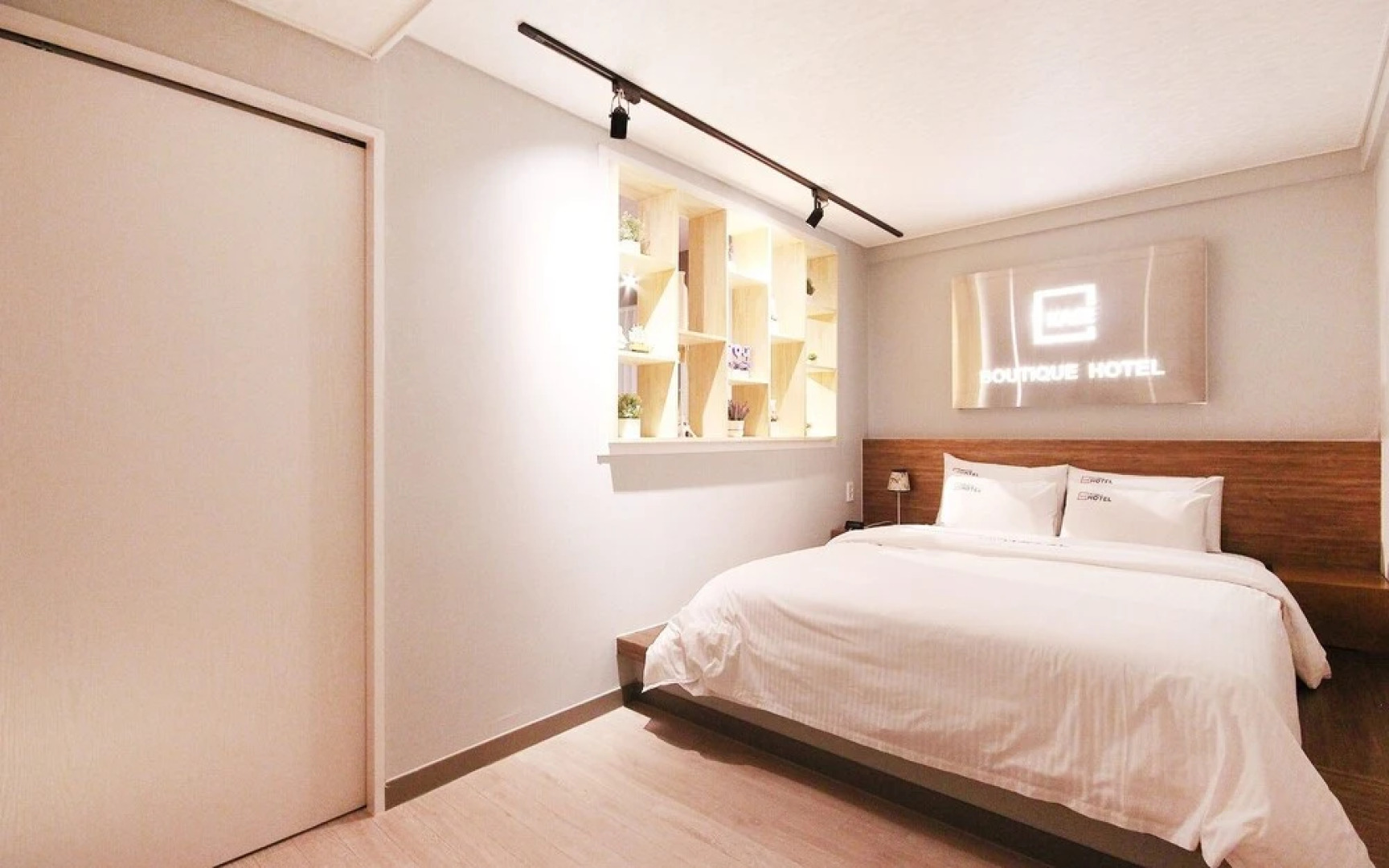 Yeongju Case Business Hotel