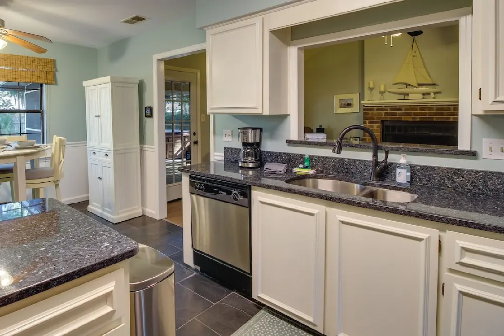 Sunny Savannah Home w/ Hot Tub ~ 10 Mi to Downtown