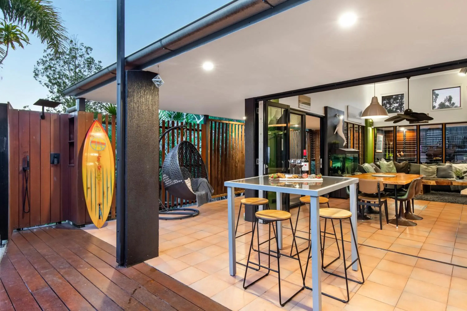 Cool Noosa Home. Central location. A/C. Gym. WIFI. Netflix