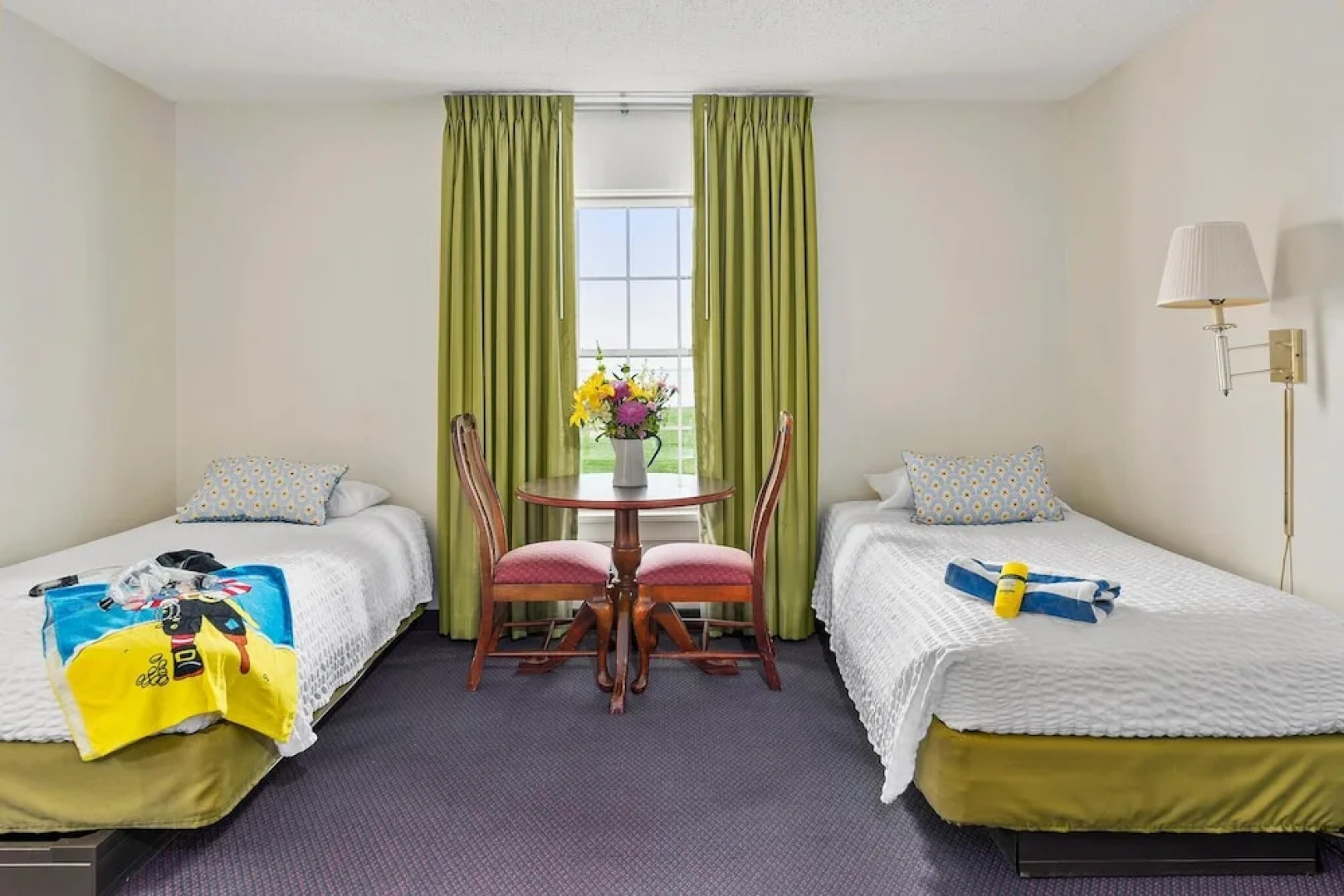 Spectacular Top Floor Deluxe Suite With Beautiful View & More!