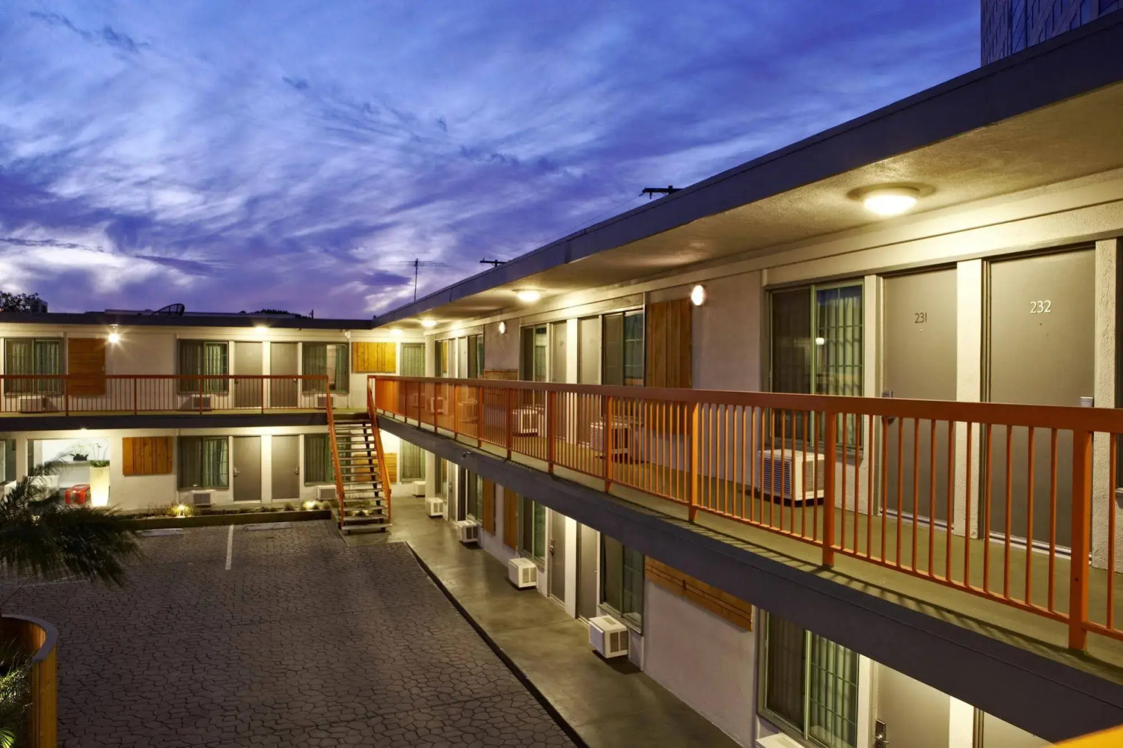 The Tangerine - A Burbank Hotel