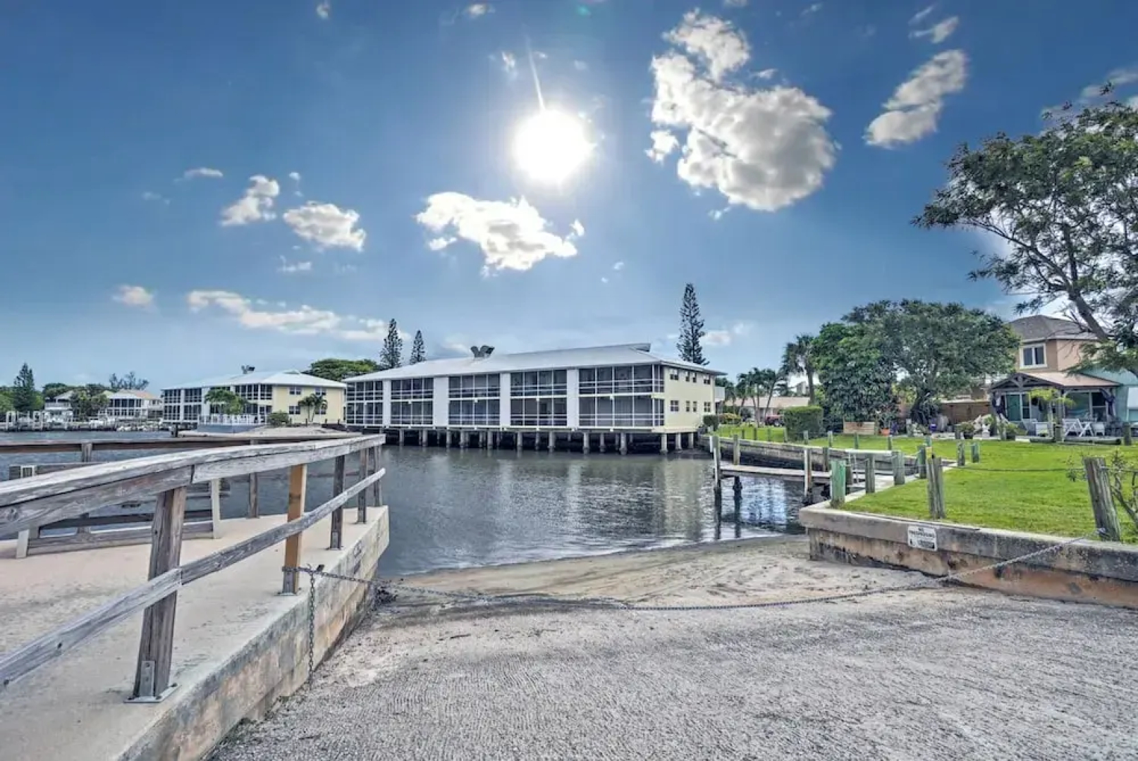 Boat Lovers Paradise: Walk to Private Beach!