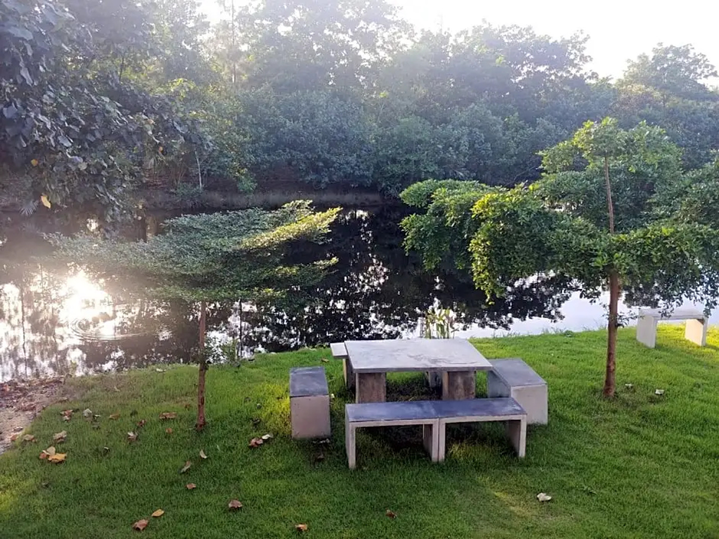 Thipburee Riverside Hotel