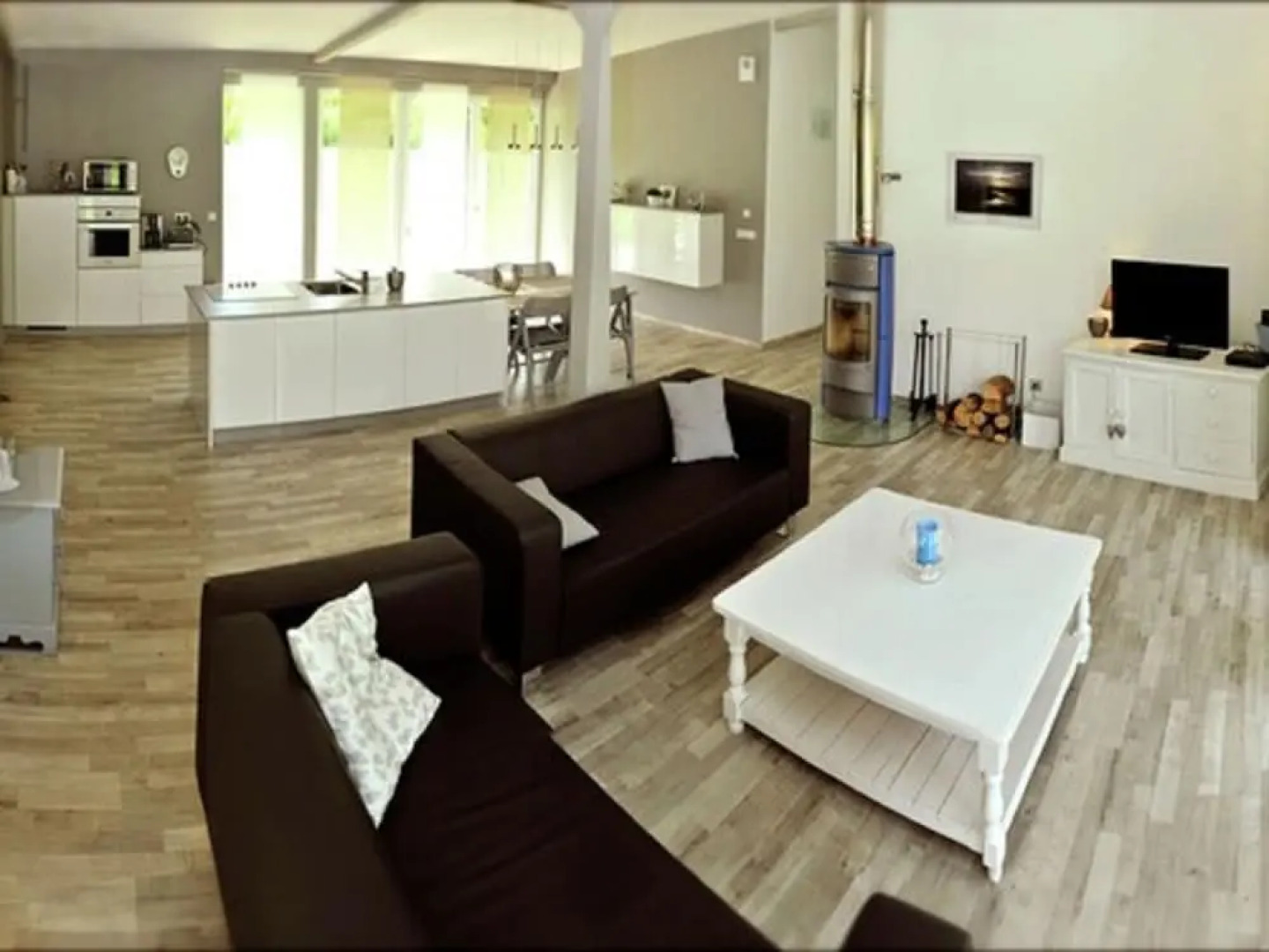 Modern and Luxurious Design Home at the Edge of a Forest and a Stream