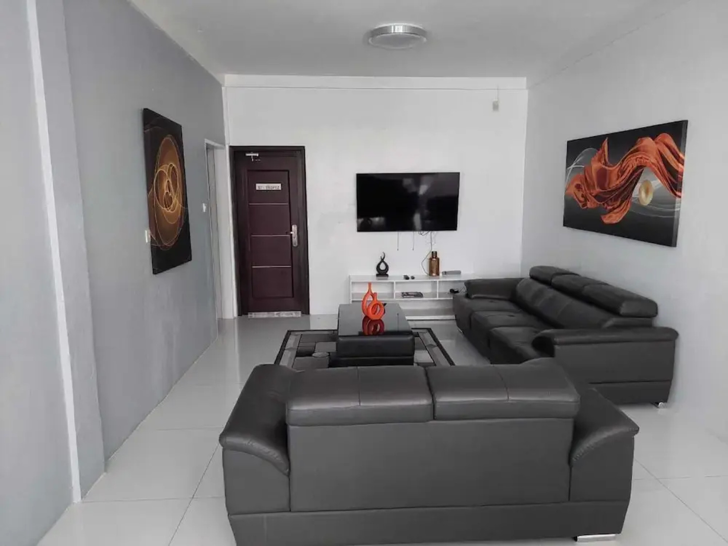 3Bd Luxury Villa Located in Prime Loc