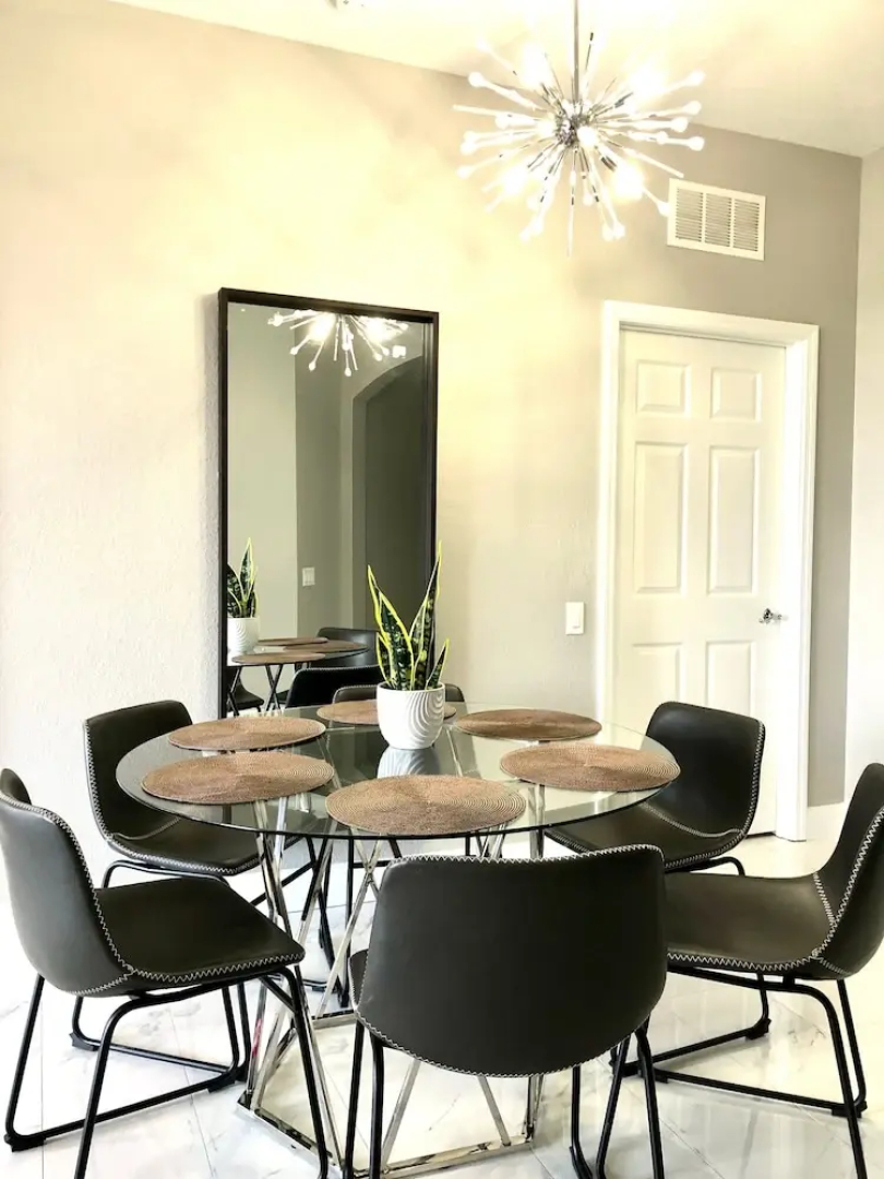 301 - Super Clean & Beautiful. Pools, Gym, Lake