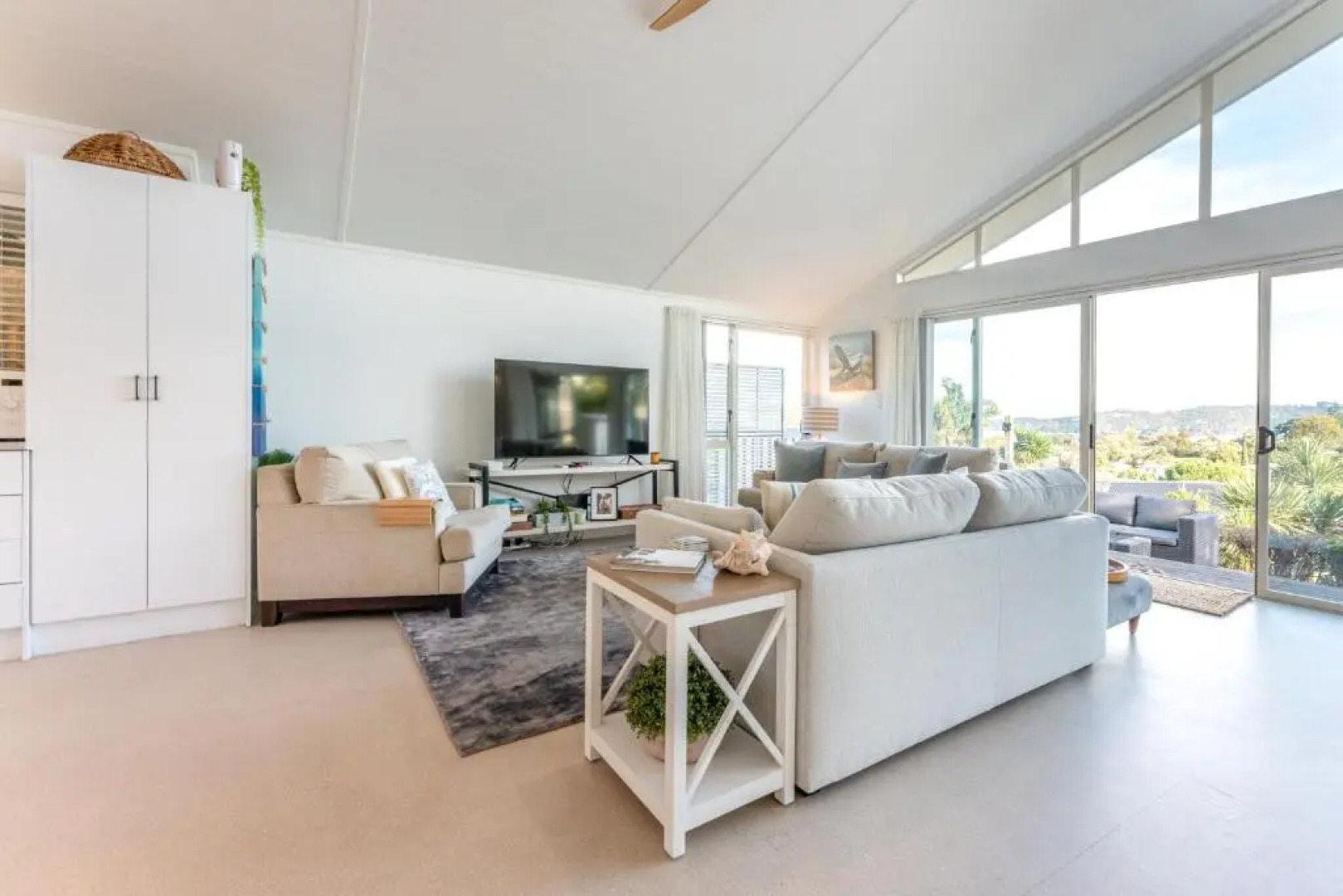 Jellicoe Views - Surfdale Holiday Home