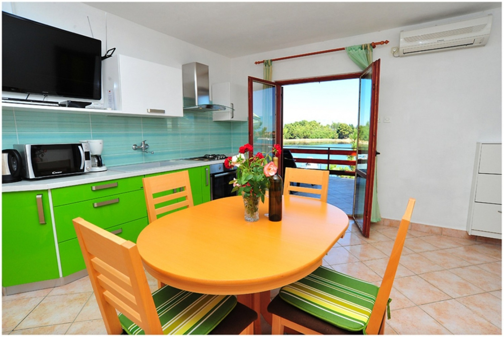 Apartment Ljilja - 10m from the sea with parking: A2 Nin, Zadar riviera