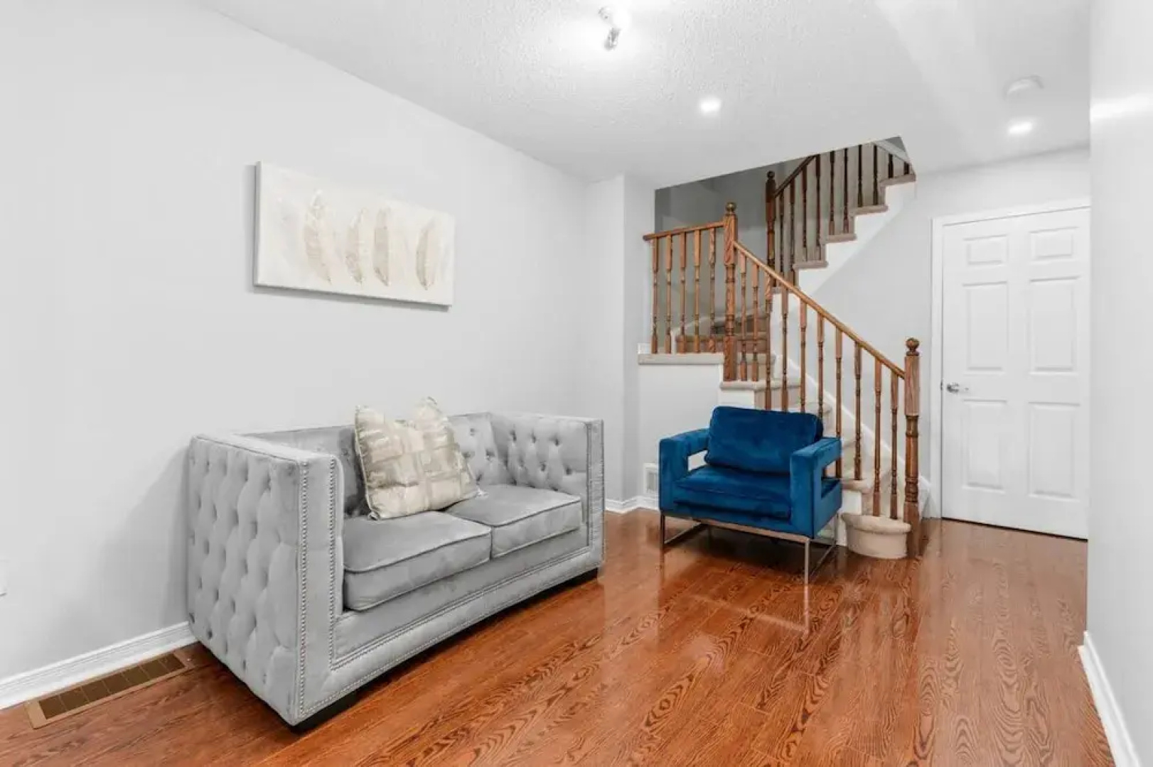 Contemporary 3BR Townhouse in Ajax Cozy Central
