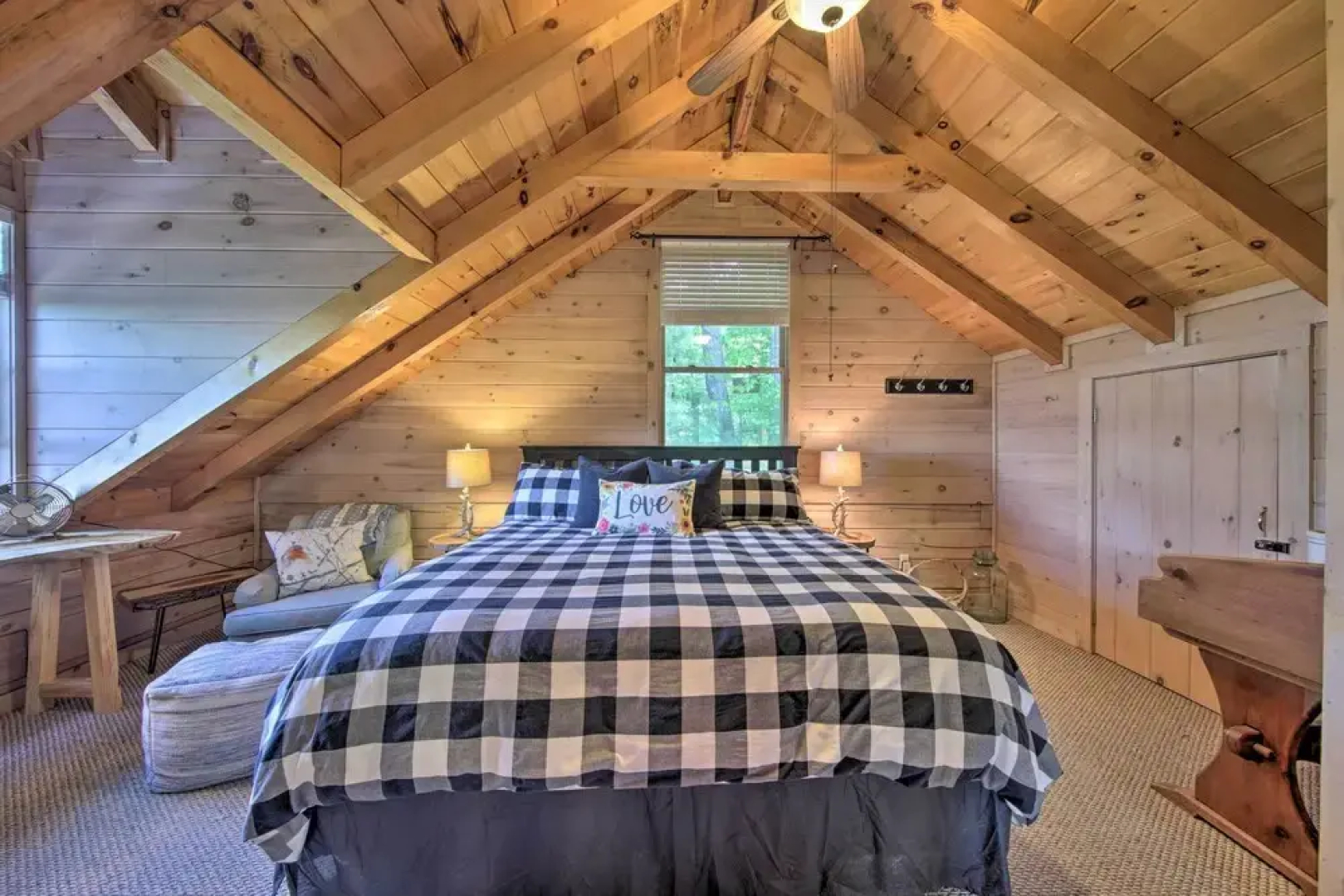 Treetop Hideout w/ Long-range Mountain Views!