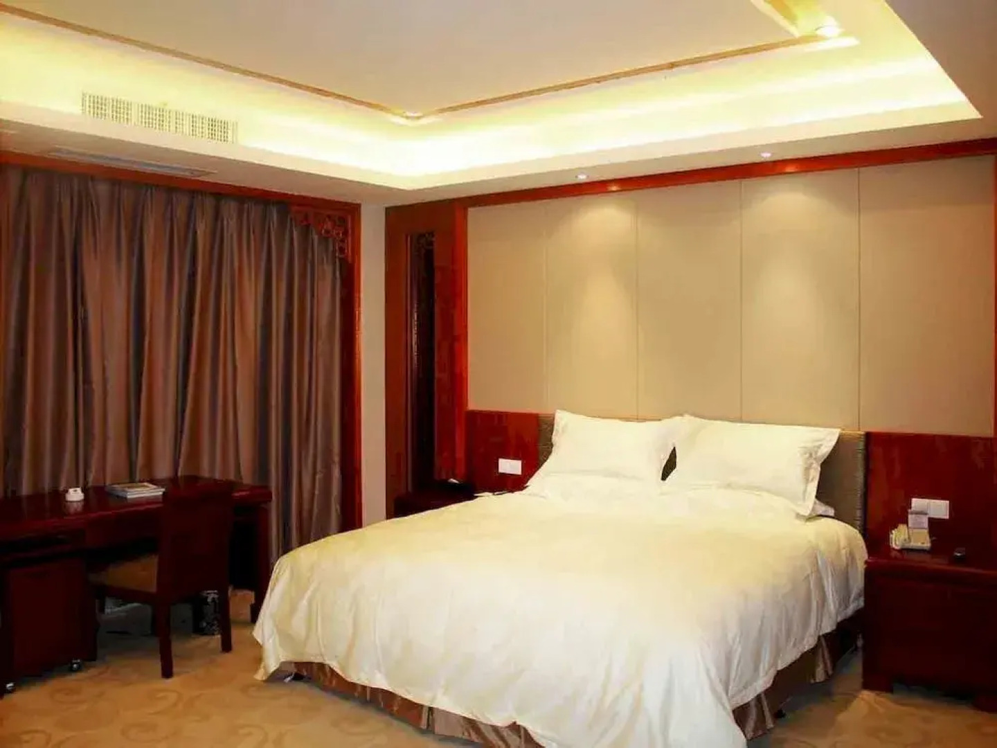 By The Peach Blossom Pool Holiday Hotel